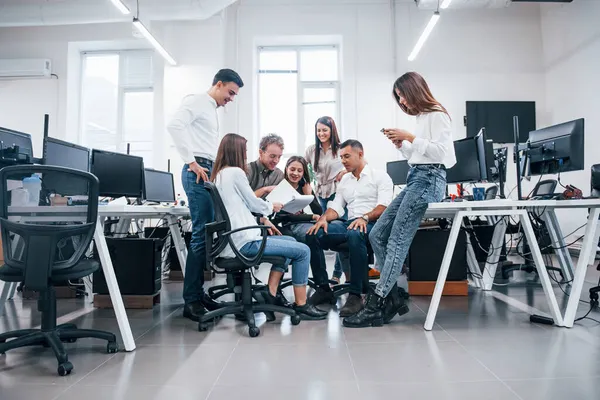 Kelompok Pengusaha Muda Yang Berdiri Duduk Dan Bekerja Kantor — Stok Foto