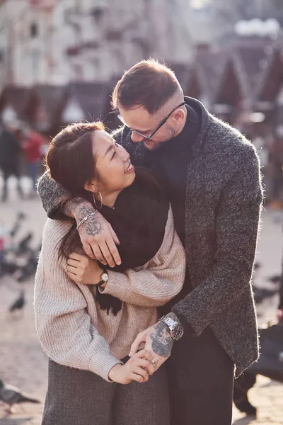 Feliz Pareja Multirracial Aire Libre Ciudad Asiática Chica Con Caucásico —  Fotos de Stock