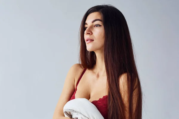 Donna Che Copre Suo Corpo Asciugamano Studio Sullo Sfondo Bianco — Foto Stock
