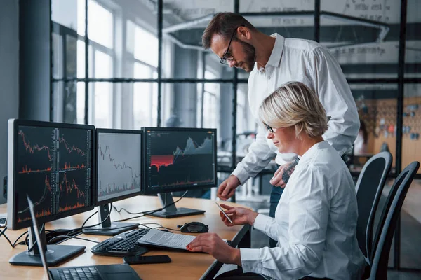 Gemeinsam Informationen Analysieren Zwei Börsenmakler Formeller Kleidung Arbeiten Büro Mit — Stockfoto