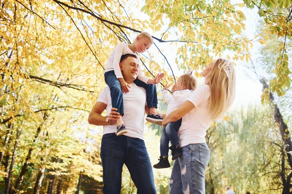 Moeder Vader Houdt Kinderen Schouders Handen Vrolijke Jonge Familie Maken — Stockfoto