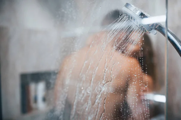 Vista Través Del Vaso Joven Pareja Que Abrazándose Besándose Baño —  Fotos de Stock