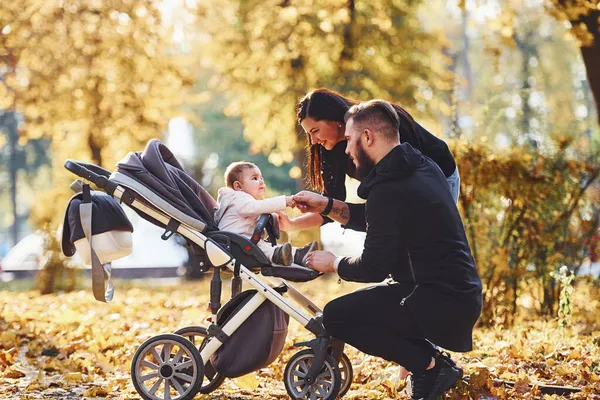 Wesoła Rodzina Bawiąca Się Razem Dzieckiem Wózku Pięknym Jesiennym Parku — Zdjęcie stockowe