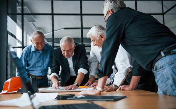 Starý Tým Starších Podnikatelů Architekti Pracuje Plánem Kanceláři — Stock fotografie