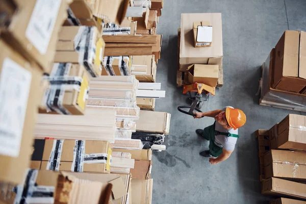 Bovenaanzicht Van Mannelijke Werknemer Magazijn Met Pallettruck — Stockfoto