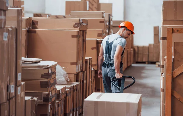 Jonge Mannelijke Werknemer Uniform Het Magazijn Met Pallettruck — Stockfoto