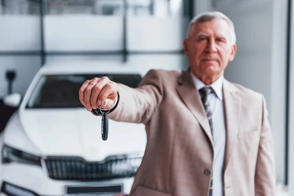 Fröhlicher Älterer Mann Festlicher Kleidung Steht Vor Modernem Weißen Auto — Stockfoto