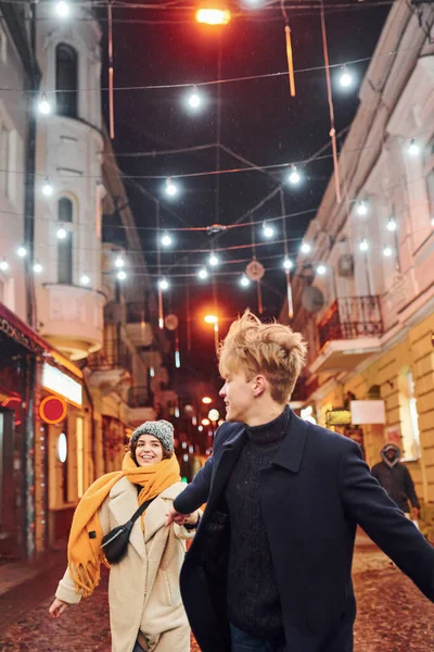 Coppia Hanno Una Passeggiata Insieme Sulla Strada Decorata Natale — Foto Stock