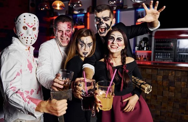Posar Para Câmara Amigos Está Festa Halloween Temática Maquiagem Assustadora — Fotografia de Stock