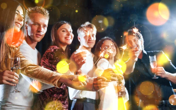 Група Веселих Молодих Людей Влаштовує Вечірку Святкує Новий Рік Приміщенні — стокове фото