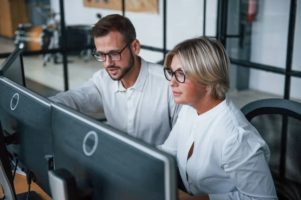 Due Agenti Cambio Abiti Formali Lavorano Ufficio Con Mercato Finanziario — Foto Stock