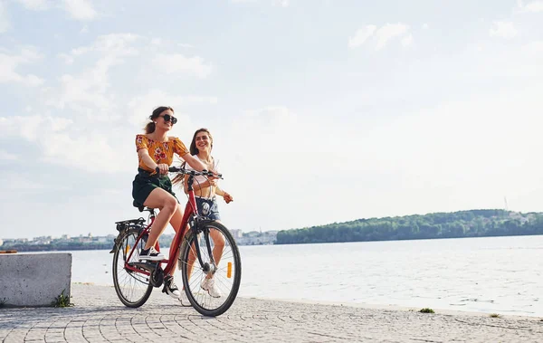Dziewczyna Biegnie Koło Roweru Dwie Przyjaciółki Rowerze Bawią Się Plaży — Zdjęcie stockowe