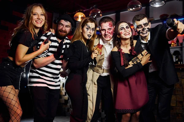 Amigos Está Festa Halloween Temática Maquiagem Assustadora Trajes Divertir Posando — Fotografia de Stock