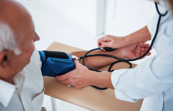 Medico Femminile Utilizza Tonometro Rendere Misurazione Della Pressione Sanguigna Uomo — Foto Stock
