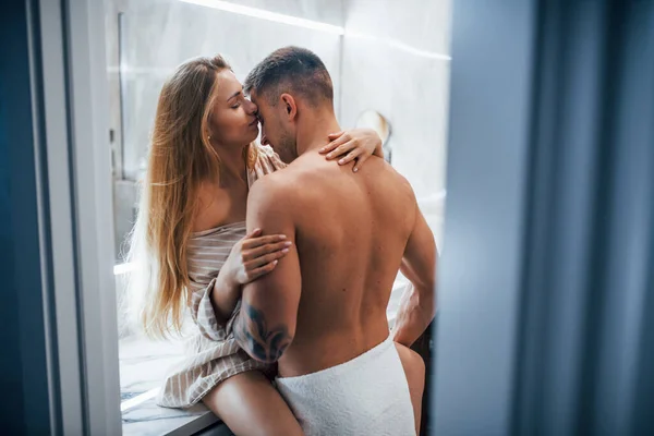 Jovem Casal Abraçando Beijando Uns Aos Outros Banheiro — Fotografia de Stock