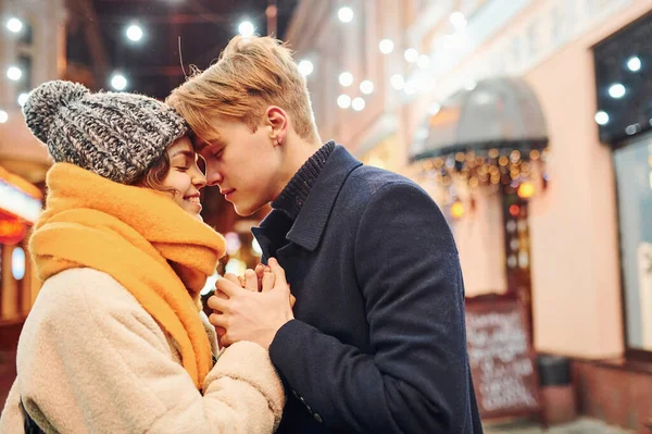 Kedekatan Orang Orang Pasangan Muda Yang Bahagia Dengan Pakaian Hangat — Stok Foto