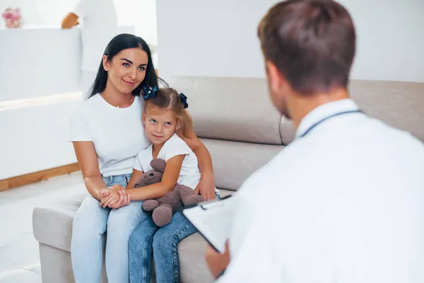 Moeder Met Haar Schattige Dochter Bezoek Kliniek Luisteren Naar Dokter — Stockfoto