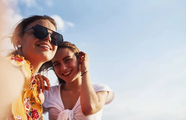 Selfie Two Smiling Girls Outdoors Have Good Weekend Together Sunny — Stock Photo, Image