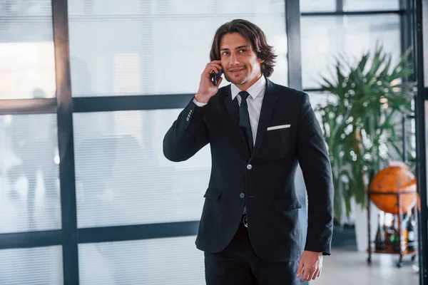 Hablando Por Teléfono Oficina Retrato Joven Hombre Negocios Guapo Traje — Foto de Stock