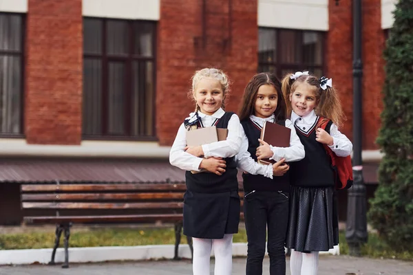 Okul Üniformalı Bir Grup Kız Öğrenci Eğitim Binasının Yanında Açık — Stok fotoğraf