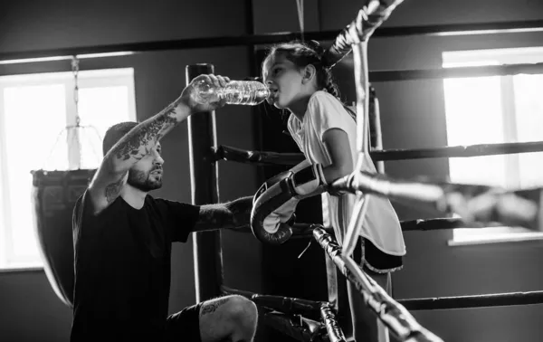 Conception Assistance Young Tattooed Boxing Coach Teaches Cute Little Girl — Stock Photo, Image