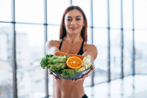 여자가 건강에 음식을 집안에서 — 스톡 사진