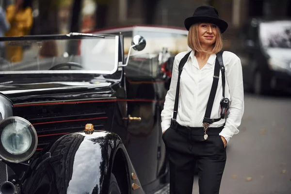 Mujer Rubia Sombrero Ropa Retro Negro Cerca Del Viejo Coche — Foto de Stock