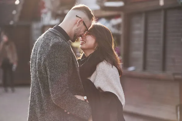 Asiático Chica Con Caucásico Novio Tener Divertido Aire Libre Ciudad —  Fotos de Stock