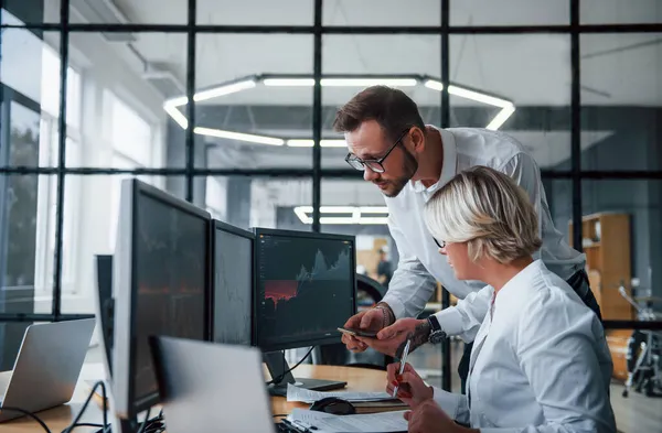 Analizzando Insieme Informazioni Due Agenti Cambio Abiti Formali Lavorano Ufficio — Foto Stock