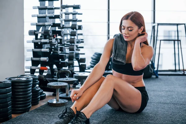 Jovem Mulher Esportiva Roupas Pretas Sentada Fazendo Uma Pausa Ginásio — Fotografia de Stock