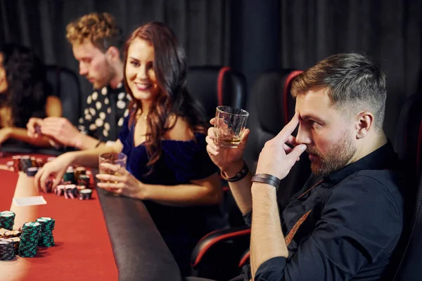 Grupp Eleganta Ungdomar Som Spelar Poker Casino Tillsammans — Stockfoto
