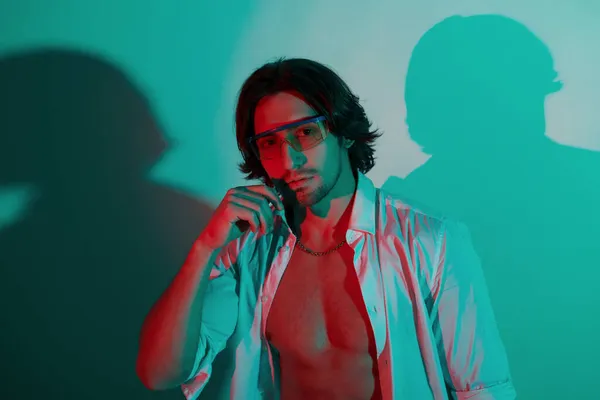 Ritratto Giovane Uomo Elegante Che Erge Luci Neon Nello Studio — Foto Stock