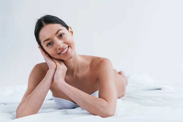 Positivo Donna Sorridente Biancheria Intima Sdraiata Studio Sfondo Bianco — Foto Stock