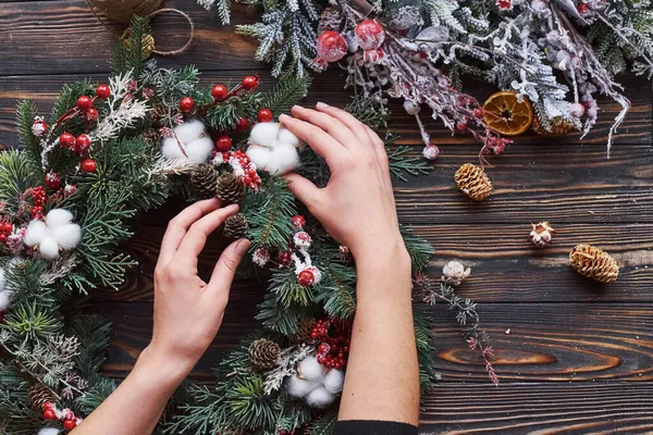 Mulher Cuidando Ornamento Vista Superior Quadro Festivo Natal Com Decorações — Fotografia de Stock