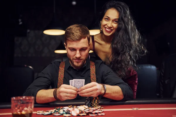 Elegant Young People Sits Table Playing Poker Casino — Stockfoto