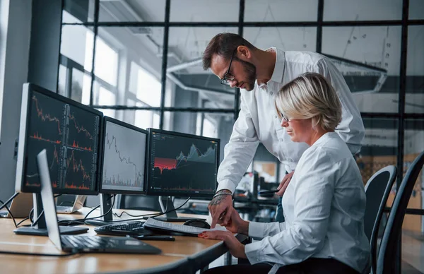 Analizzando Insieme Informazioni Due Agenti Cambio Abiti Formali Lavorano Ufficio — Foto Stock