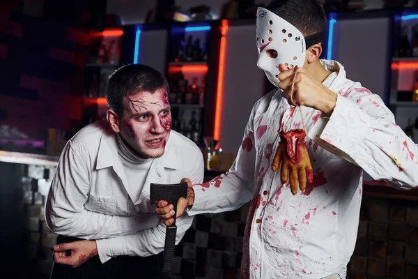 Amigos Está Festa Halloween Temática Maquiagem Assustadora Trajes Zumbi — Fotografia de Stock