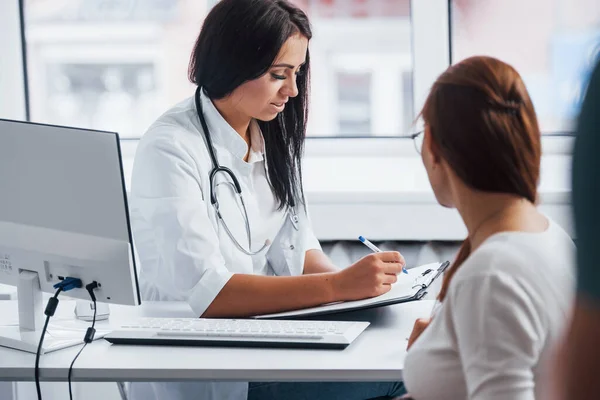 Actief Gesprek Zwangere Vrouw Hebben Overleg Met Verloskundige Binnen — Stockfoto