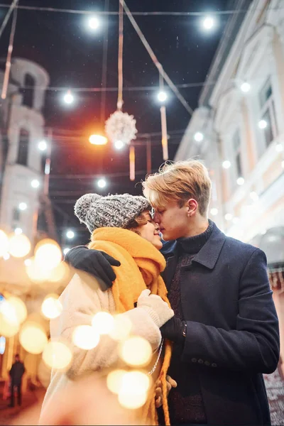 Giovane Coppia Abiti Caldi Baciare Sulla Strada Decorata Natale — Foto Stock