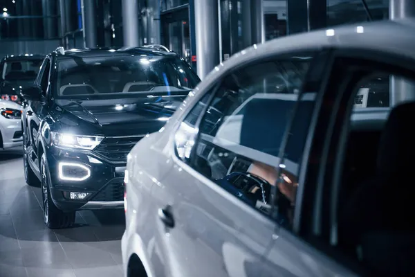 Nouvelles Voitures Modernes Noir Blanc Garées Dans Salon Automobile — Photo