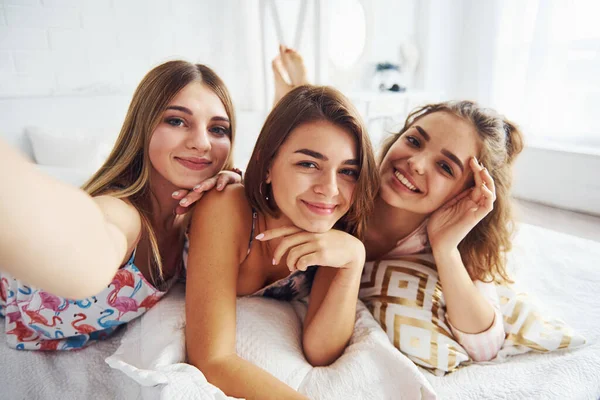 Maak Selfie Gelukkige Vrouwelijke Vrienden Hebben Een Goede Tijd Pyjama — Stockfoto