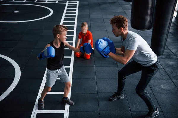 Jonge Trainer Leert Kinderen Boksen Sport Sportschool — Stockfoto