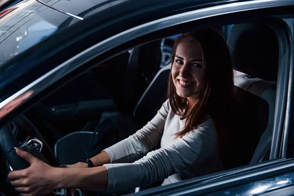 Jonge Vrouw Van Gloednieuwe Moderne Auto — Stockfoto