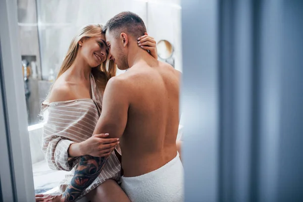 Jovem Casal Abraçando Beijando Uns Aos Outros Banheiro — Fotografia de Stock