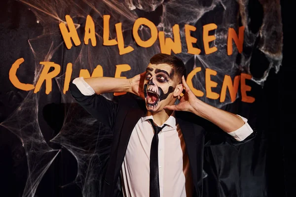 Retrato Homem Que Está Festa Halloween Temática Maquiagem Esqueleto Assustador — Fotografia de Stock