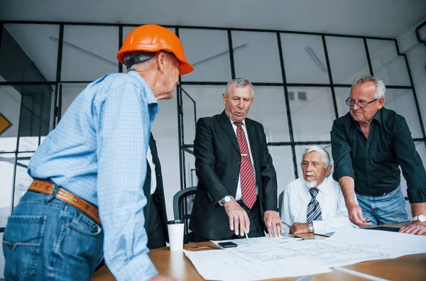 Starší Tým Starších Podnikatelů Architekti Mají Schůzku Kanceláři — Stock fotografie