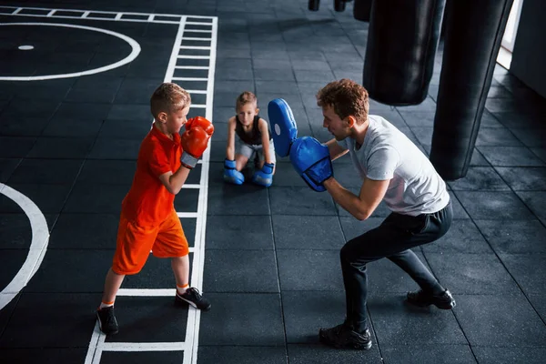 Young Trainer Teaches Kids Boxing Sport Gym — Stock Photo, Image