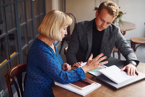 Werken Met Documenten Jonge Man Formele Kleren Hebben Een Zakelijke — Stockfoto