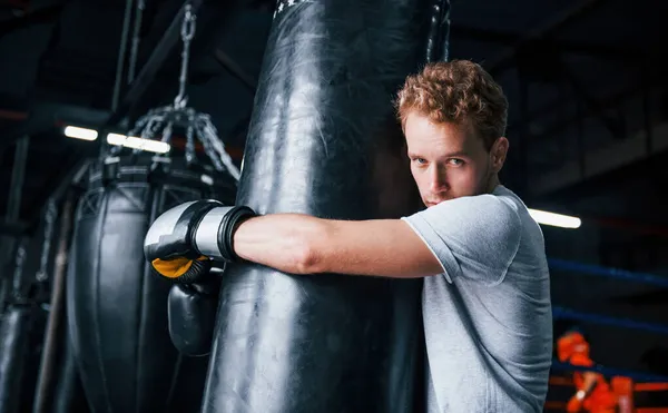 Cansado Jovem Boxeador Camisa Branca Com Luvas Proteção Apoiando Saco — Fotografia de Stock