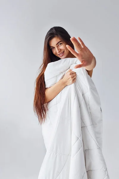 ジェスチャーは止めて 白い背景を持つスタジオでタオルで彼女の体を覆う女性 — ストック写真